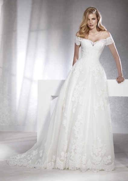 White one pronovias 2019 hot sale